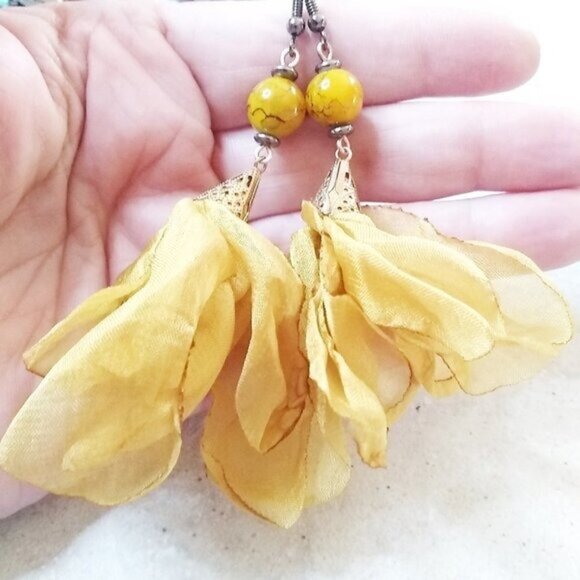 Voluminous! Seductive! Alluring & Sexy! Floral Blossom Buds Lightweight Earrings - Picture 2 of 9